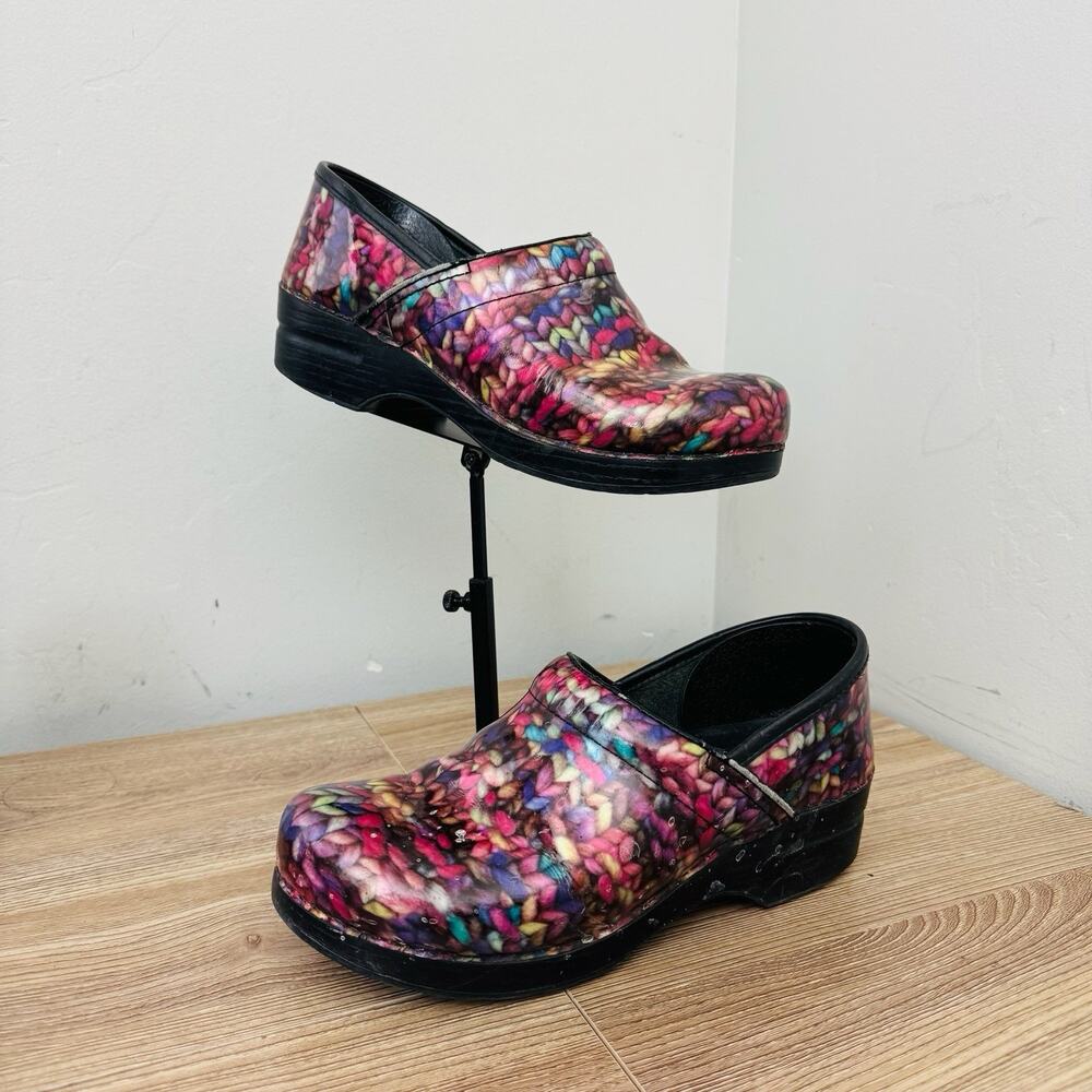 Dansko Pink Chunky Yarn Pattern Patent Leather Clogs Women’s Size 9